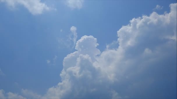 Облака в голубом небе в солнечный день — стоковое видео