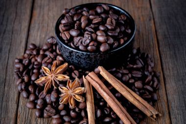 Kahve tarçın ile popüler içecek karışımı fasulye..