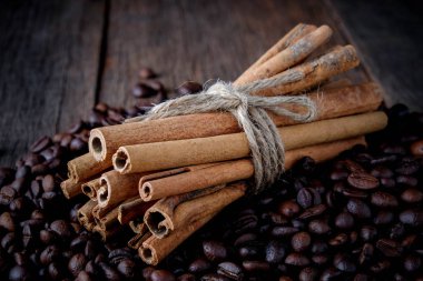 Kahve tarçın ile popüler içecek karışımı fasulye..