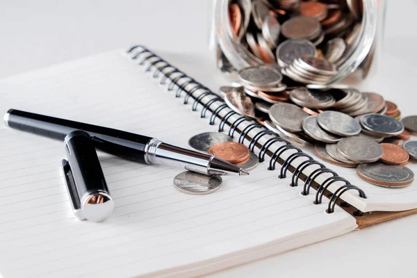 Финансы бизнеса. сэкономить деньги на инвестиционной концепции монеты и ручки — стоковое фото