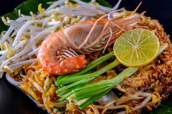 Camarones de fideos tailandeses. Los deliciosos platos nacionales de Tailandia — Foto de Stock