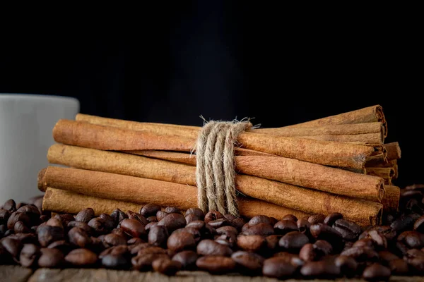 Granos de café con canela Una mezcla de bebidas populares . — Foto de Stock