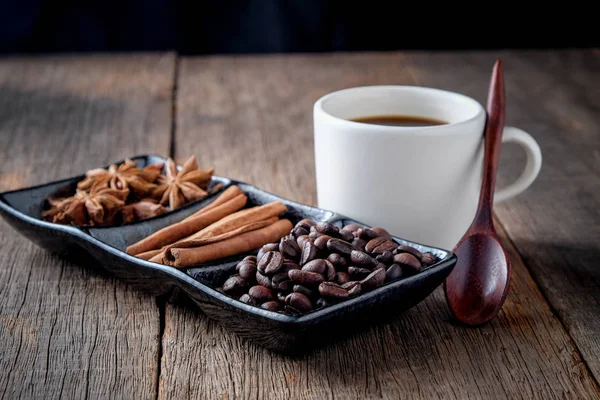 Koffie bonen met kaneel een mengsel van populaire dranken. — Stockfoto