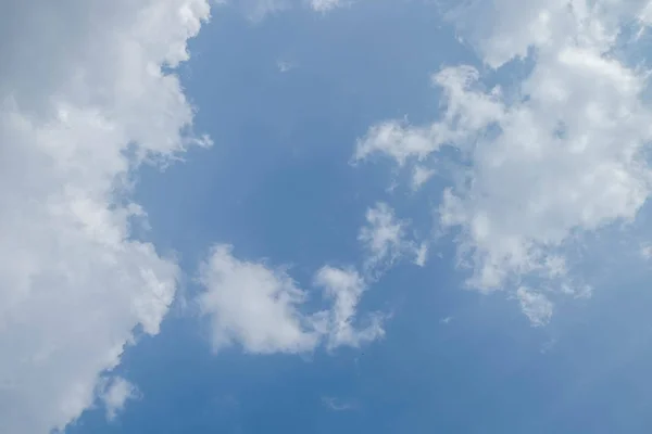 Nuages dans le ciel bleu par une journée ensoleillée — Photo