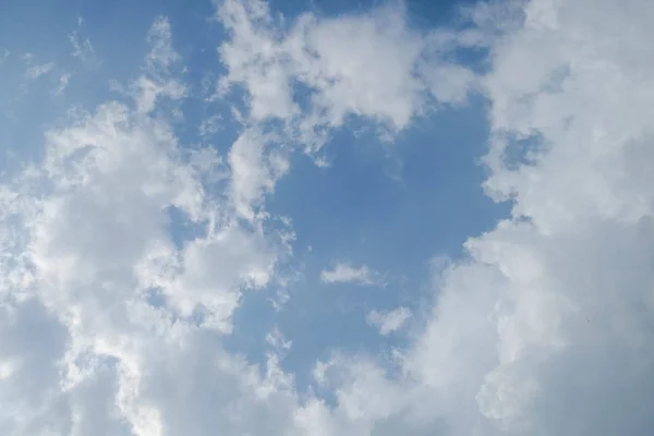 Nuvole nel cielo blu in una giornata di sole — Foto Stock