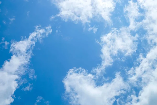 晴れた日の青空の雲 — ストック写真