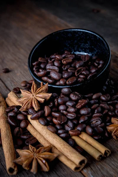 Coffee beans with cinnamon A mixture of popular drinks. — Stock Photo, Image