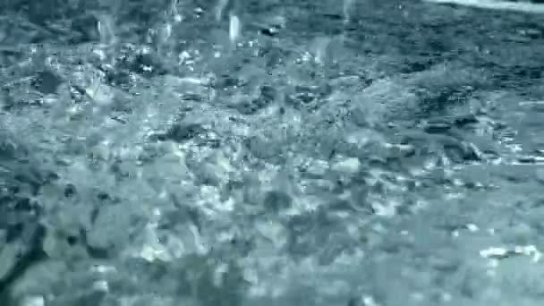 大雨打在雨季的水. — 图库视频影像
