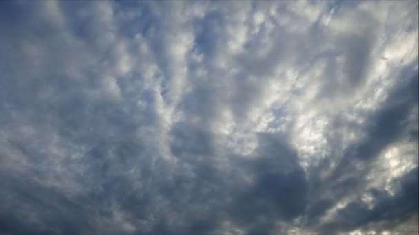 阳光灿烂的蓝天上的云彩 — 图库视频影像