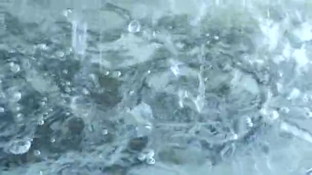 Kraftigt regn slog i vattnet under regnperioden. — Stockvideo