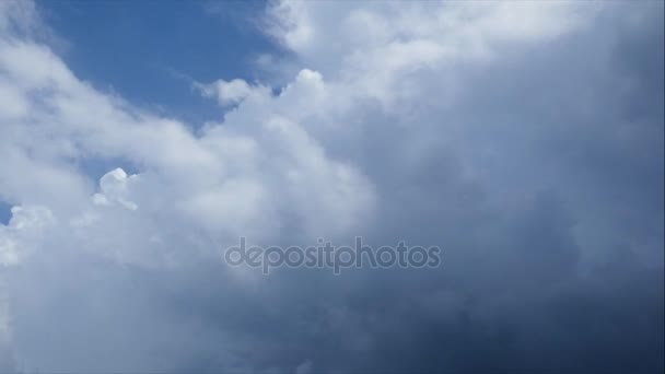 阳光灿烂的蓝天上的云彩 — 图库视频影像
