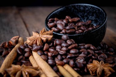 Kahve tarçın ile popüler içecek karışımı fasulye..