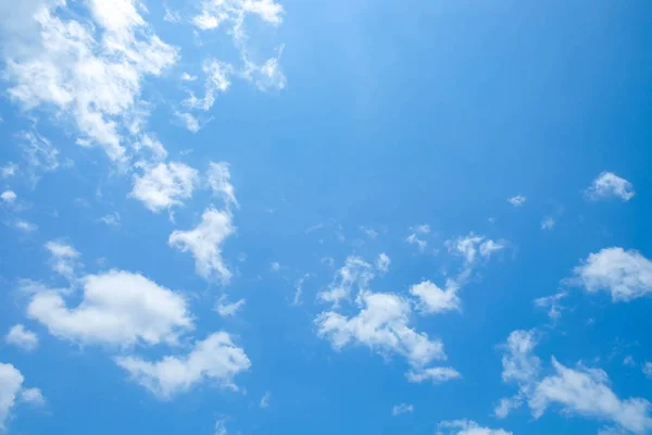 晴れた日の青空の雲 — ストック写真