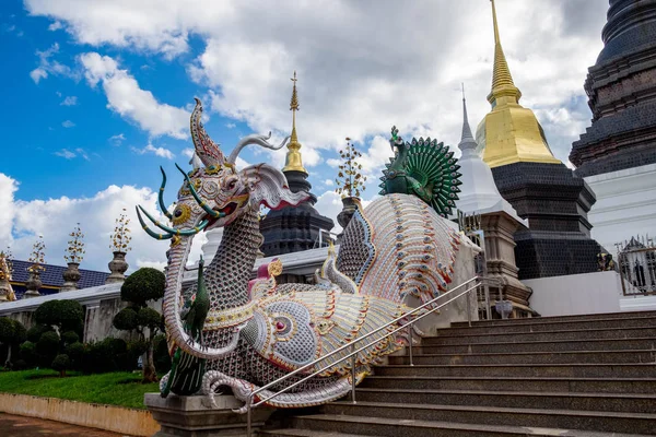 Templo de Ban Den es un templo tailandés que se encuentra en el norte — Foto de Stock
