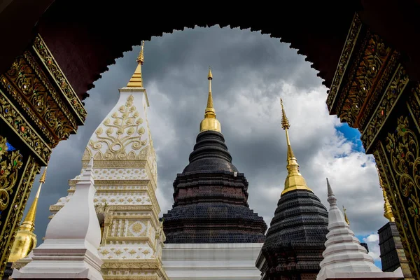Ban Den chrám je thajské chrám, který se nachází v Severní — Stock fotografie