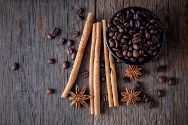 Kahve tarçın ile popüler içecek karışımı fasulye..