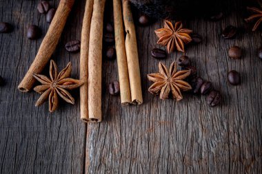 Kahve tarçın ile popüler içecek karışımı fasulye..