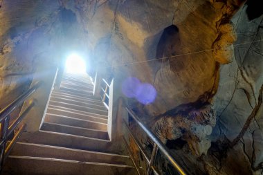 Muang içinde yollar üzerinde güzel sarkıt Chi mağara
