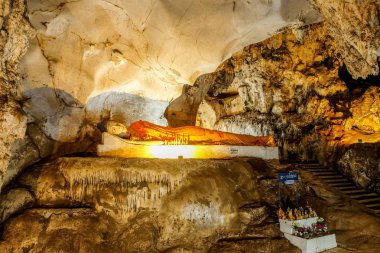 Muang içinde yollar üzerinde güzel sarkıt Chi mağara