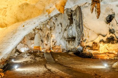 Muang içinde yollar üzerinde güzel sarkıt Chi mağara