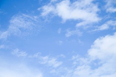 Güneşli bir günde mavi gökyüzünde bulutlar