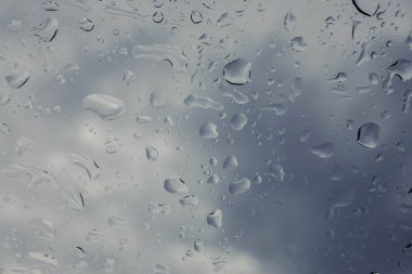 Pencere camına yağmur damlaları