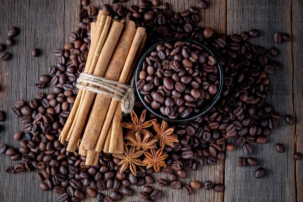 Kahve tarçın ile popüler içecek karışımı fasulye..