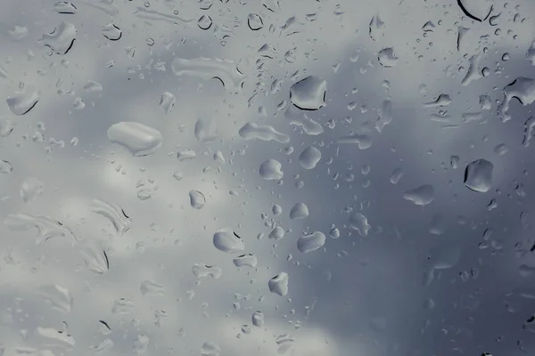 Gouttes de pluie sur verre de fenêtre — Photo