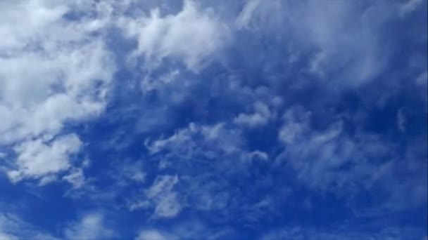 Clouds in the blue sky on a sunny day — Stock Video