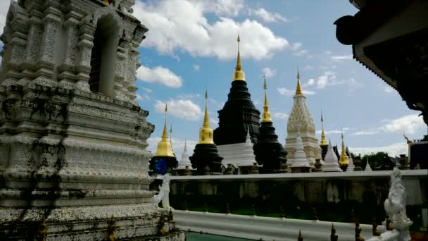 Ban Den tapınağıdır en güzel ve ünlü Tayland tapınak Chiang Mai, Tayland bu kuzey kesiminde bulunan bir Tay tapınak biridir — Stok video