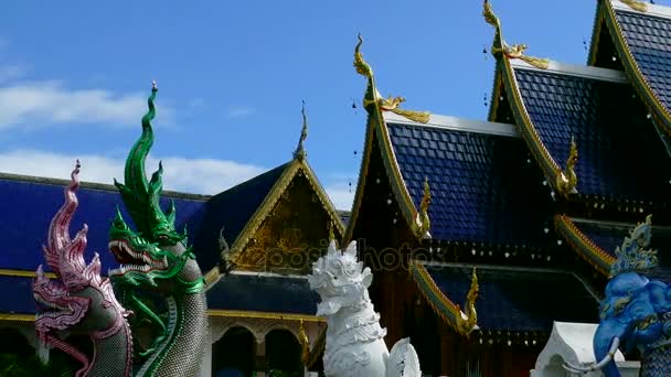 Ban Den chrám je thajského chrámu, který se nachází v severní části Thajska to je jeden z nejkrásnějších a nejznámějších thajských chrámů v Chiang Mai — Stock video