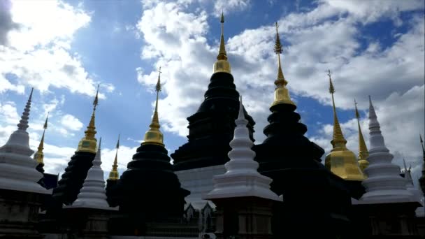 Ban Den świątyni jest tajski temple, który znajduje się w północnej części Tajlandii to jest jednym z najpiękniejszych i najbardziej znanych tajskie świątynie w Chiang Mai — Wideo stockowe