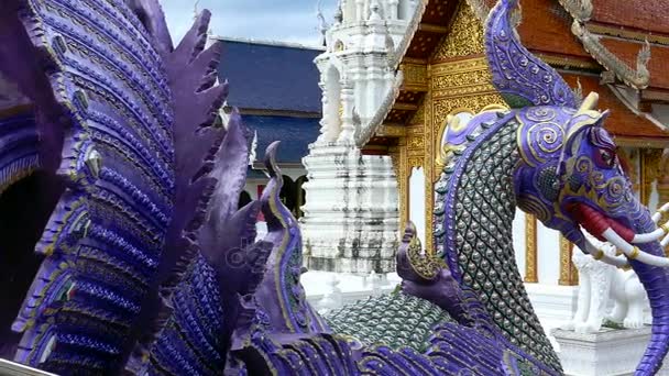 Ban Den świątyni jest tajski temple, który znajduje się w północnej części Tajlandii to jest jednym z najpiękniejszych i najbardziej znanych tajskie świątynie w Chiang Mai — Wideo stockowe