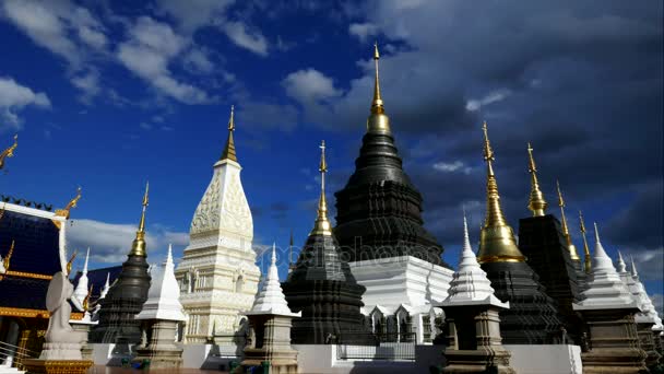 禁止デン寺院はタイのそれの北部に位置するタイの寺院はチェンマイで最も美しく、最も有名なタイの寺院の一つ — ストック動画