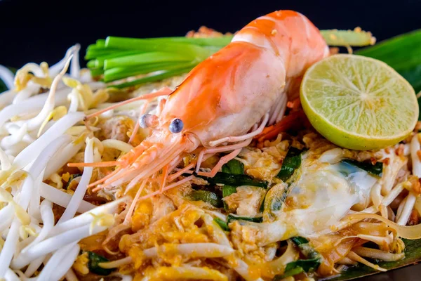 Crevettes thaïlandaises. délicieux plats nationaux de la Thaïlande — Photo