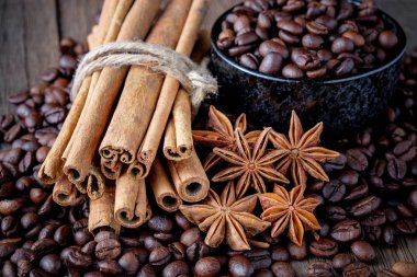 Kahve tarçın ile popüler içecek karışımı fasulye..