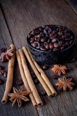 Kahve tarçın ile popüler içecek karışımı fasulye..