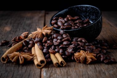 Kahve tarçın ile popüler içecek karışımı fasulye..