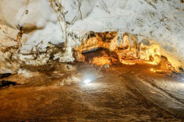 Muang içinde yollar üzerinde güzel sarkıt Chi mağara