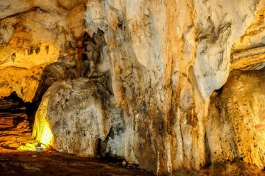 Muang içinde yollar üzerinde güzel sarkıt Chi mağara