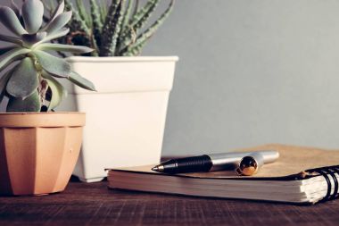 kalem ve kitap filtre etkisi retro vintage tarzı ahşap zemin üzerine