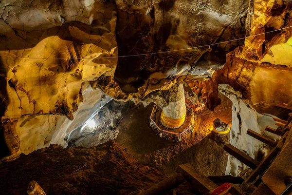 Vackra stalaktiter på lederna släpper Muang på Cave Chi — Stockfoto