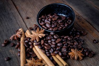 Kahve tarçın ile popüler içecek karışımı fasulye..