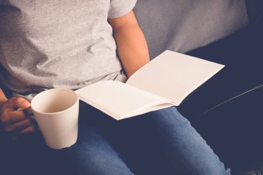 Kadınlar filtre etkisi retro vintage tarzı bir kitapla tutun