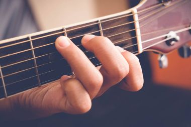 kadının filtre etkisi retro vintage tarzı ile akustik gitar çalmak eller
