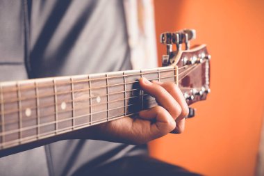 kadının filtre etkisi retro vintage tarzı ile akustik gitar çalmak eller