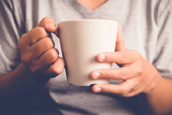 Kvinnor innehar en kaffekopp med filter effekt retro vintage stil — Stockfoto