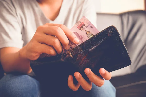 Economizar dinheiro para o conceito de investimento mulheres segurar uma carteira com efeito de filtro estilo vintage retro — Fotografia de Stock