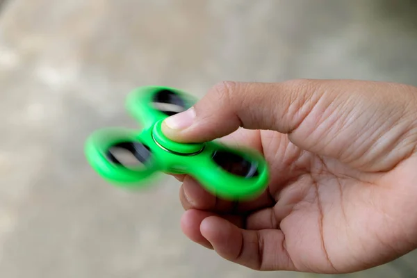 Zenuwachtig Spinner snelheid, draai in handen — Stockfoto