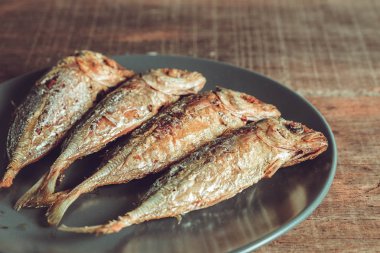 Tayland yemeği kızarmış uskumru filtre etkisi retro vintage tarzı ile